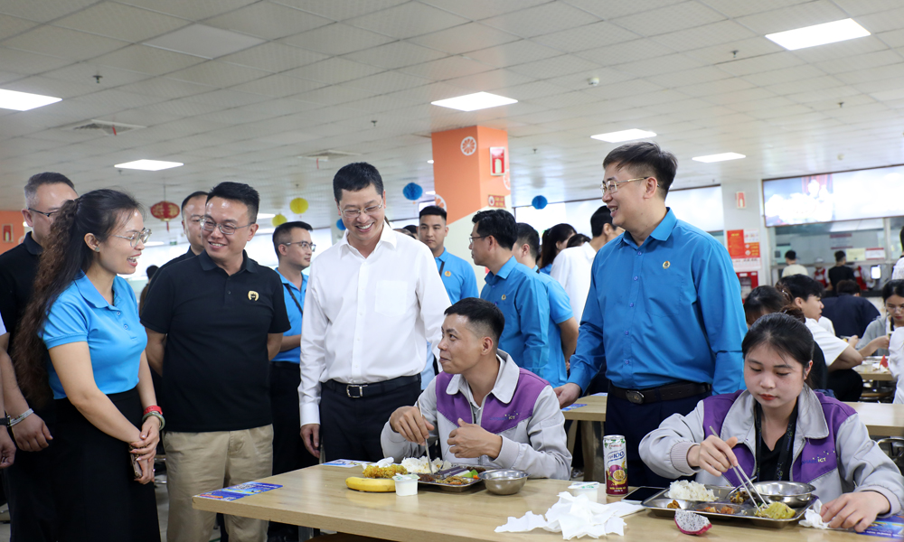 Bac Ninh official visits enterprise, encourages workers during Labour Month